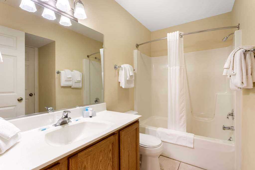 TAMARACK WISCONSIN DELLS A RAMADA B-guestroom-Guest Room,Bathroom,On-Site.jpg