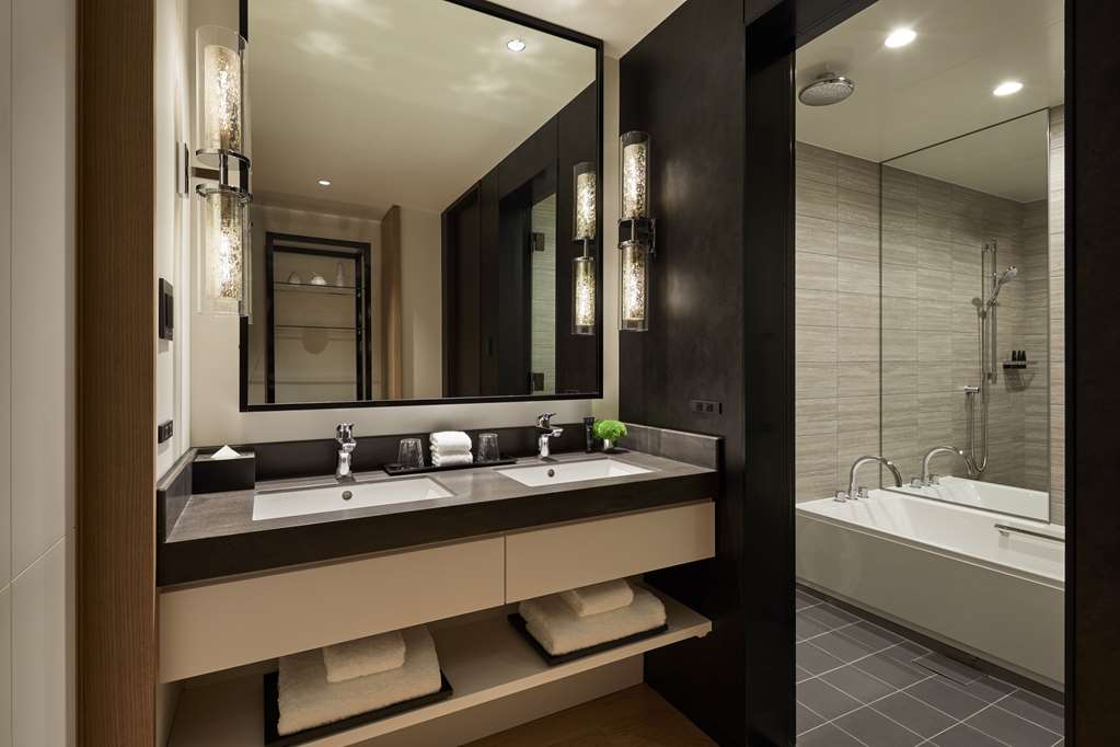 HYATT CENTRIC KANAZAWA-guestroom-Guest Room,Bathroom,On-Site.jpg