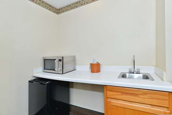  - Americas Best Value Inn & Suites Haltom City - I-820, Exit 18