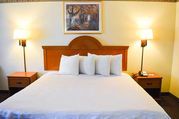  - Americas Best Value Inn & Suites Haltom City - I-820, Exit 18