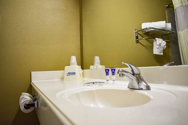  - Americas Best Value Inn & Suites Haltom City - I-820, Exit 18