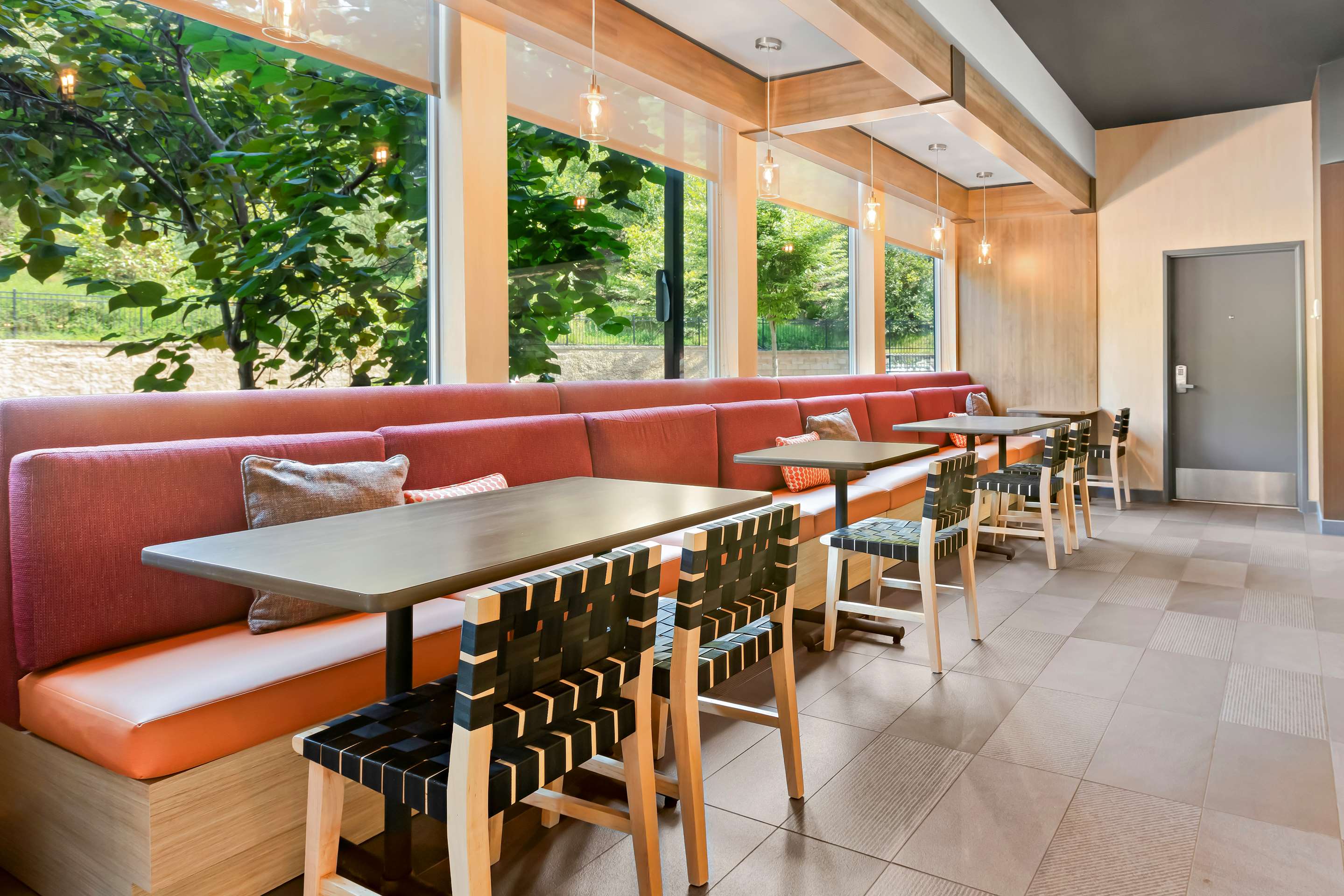 Breakfast Area | GLō Hotel Asheville-Blue Ridge Parkway