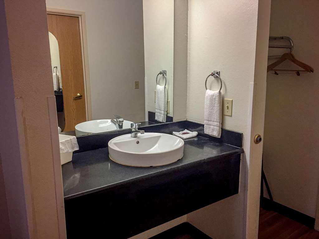 MOTEL 6 WOODWAY TX-guestroom-Guest Room,Bathroom,On-Site.jpg