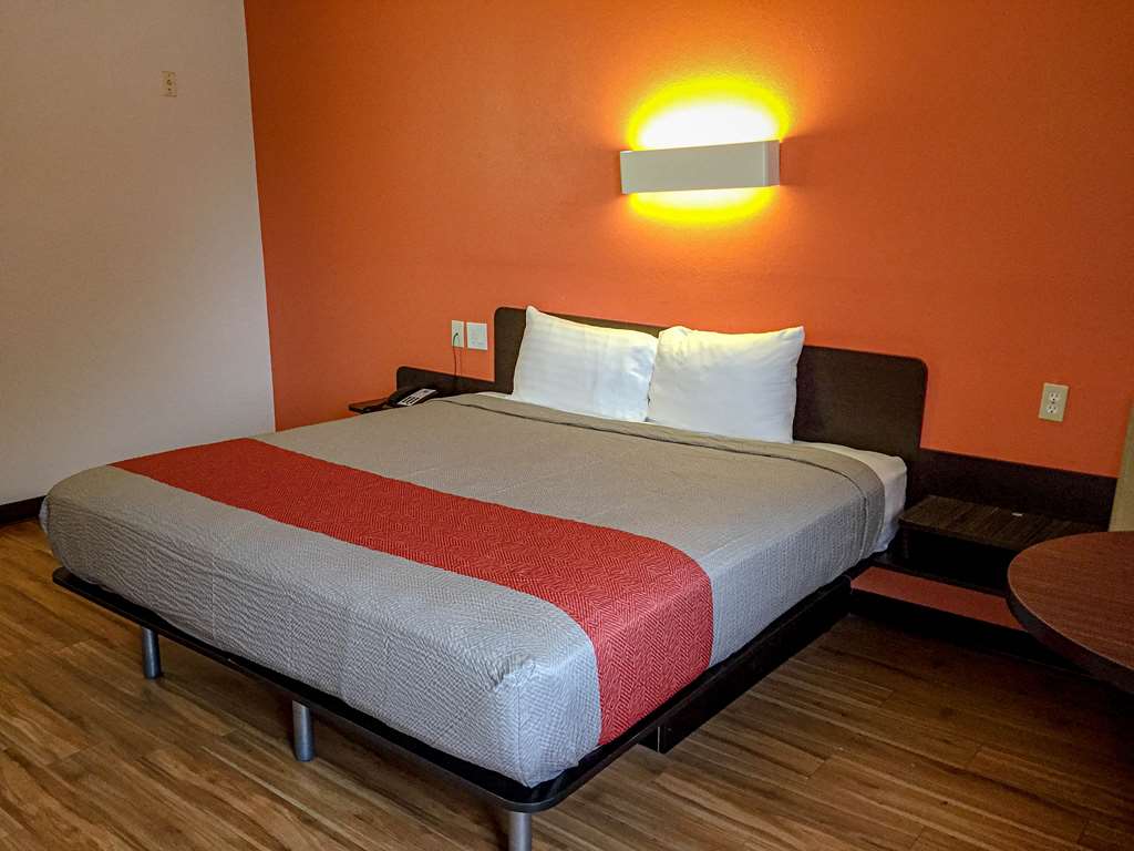MOTEL 6 WOODWAY TX-guestroom-Guest Room,On-Site.jpg