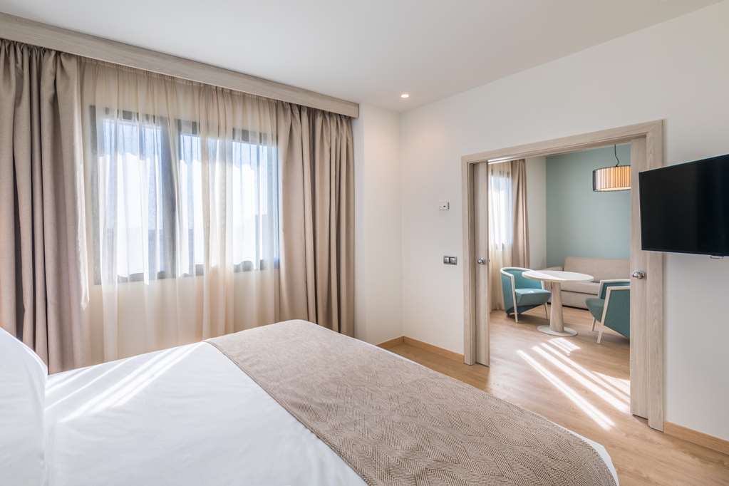 OCCIDENTAL SEVILLA VIAPOL-guestroom-Guest Room,Suite,On-Site.jpg