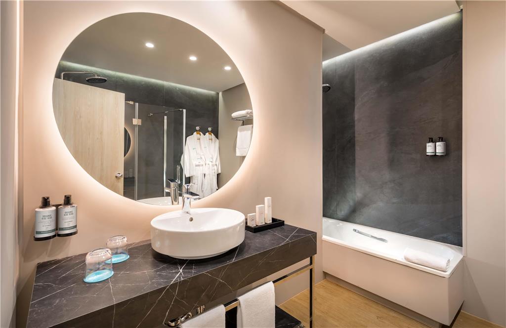 OCCIDENTAL SEVILLA VIAPOL-guestroom-Guest Room,Bathroom,Suite,On-Site.jpg
