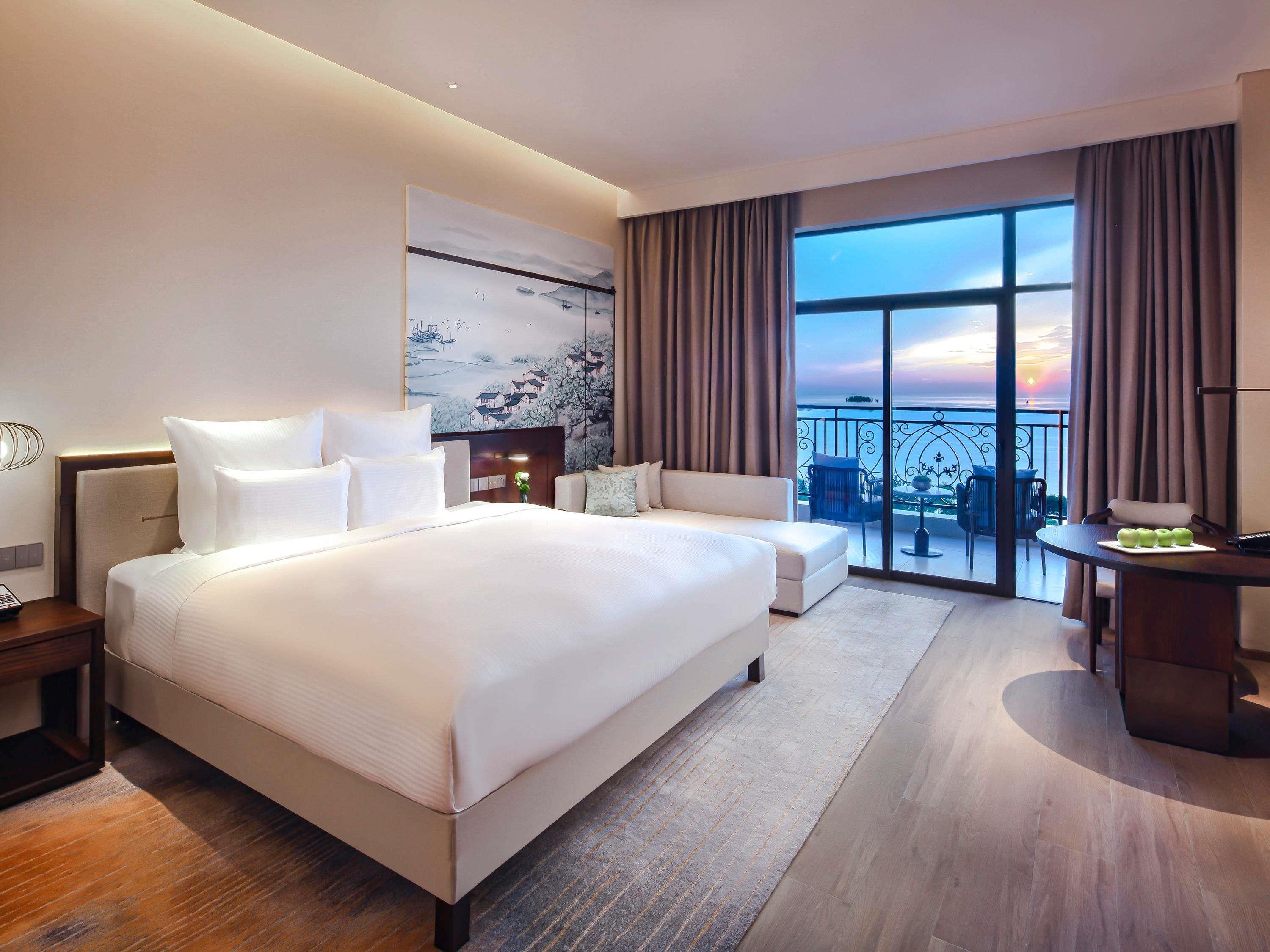 Pullman Yueyang Room Type - DELUXE ROOM, one King-size Bed, Private Balcony, and Lake View