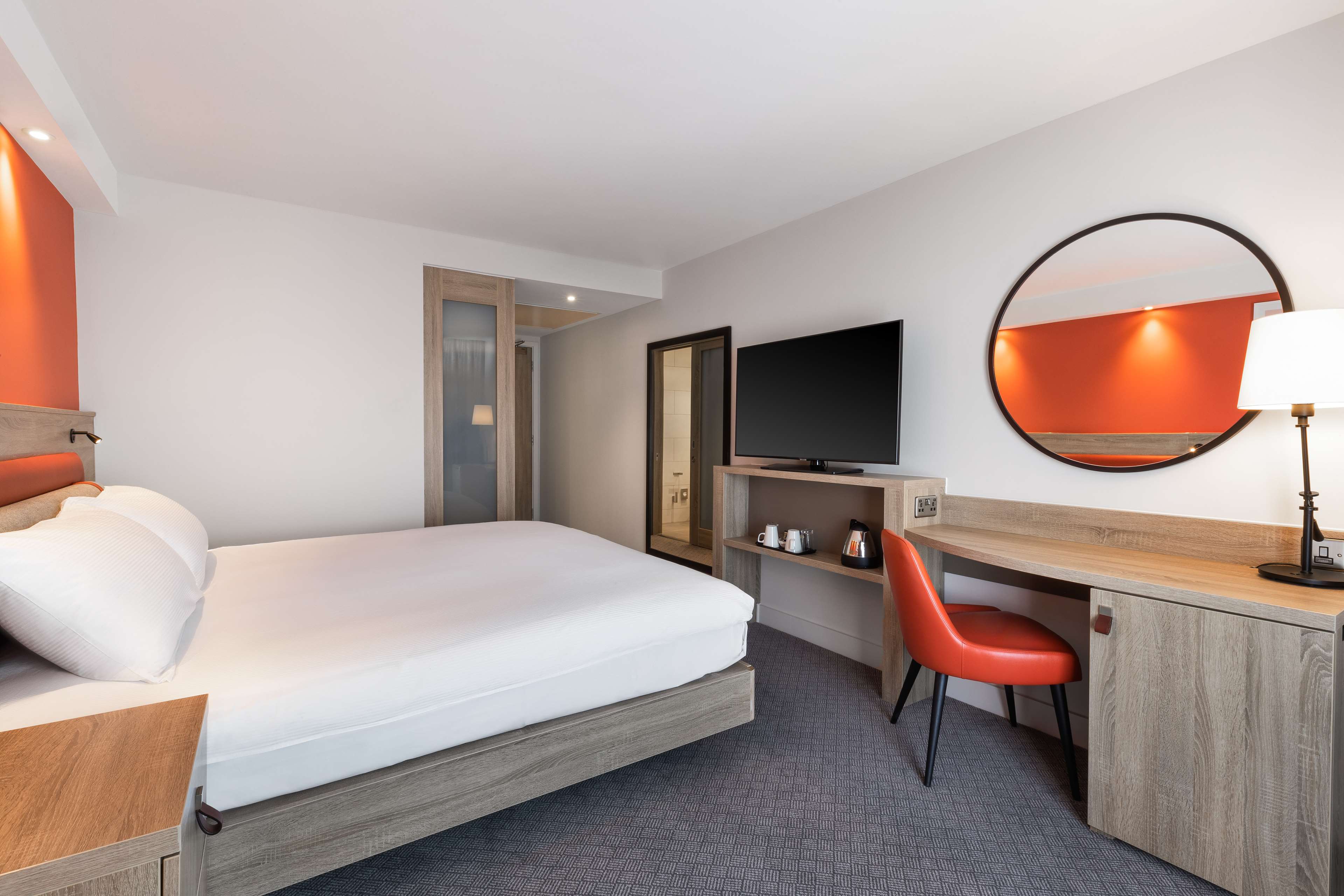 Hampton by Hilton Torquay Room Type - KING ROOM WITH VIEW