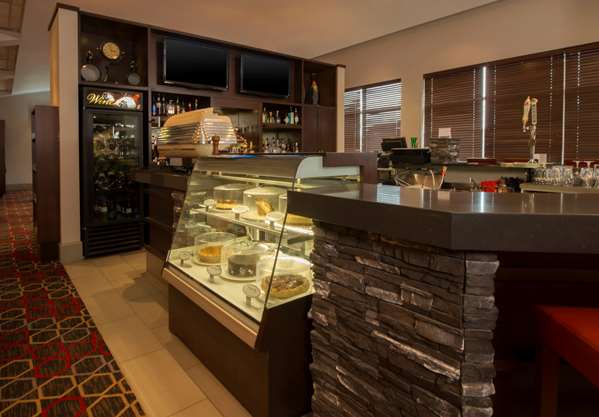 Bar - Lakeview Signature Hotel Airport Winnipeg