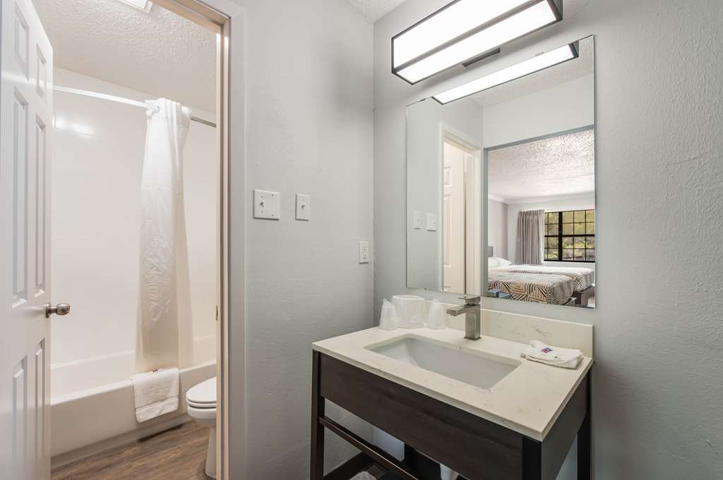 MOTEL 6 KILGORE, TX-guestroom-Guest Room,Bathroom,On-Site.jpg