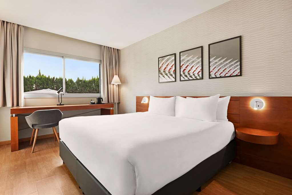 RAMADA BY WYNDHAM VALENCIA ALMUSSAF-guestroom-Guest Room,On-Site.jpg