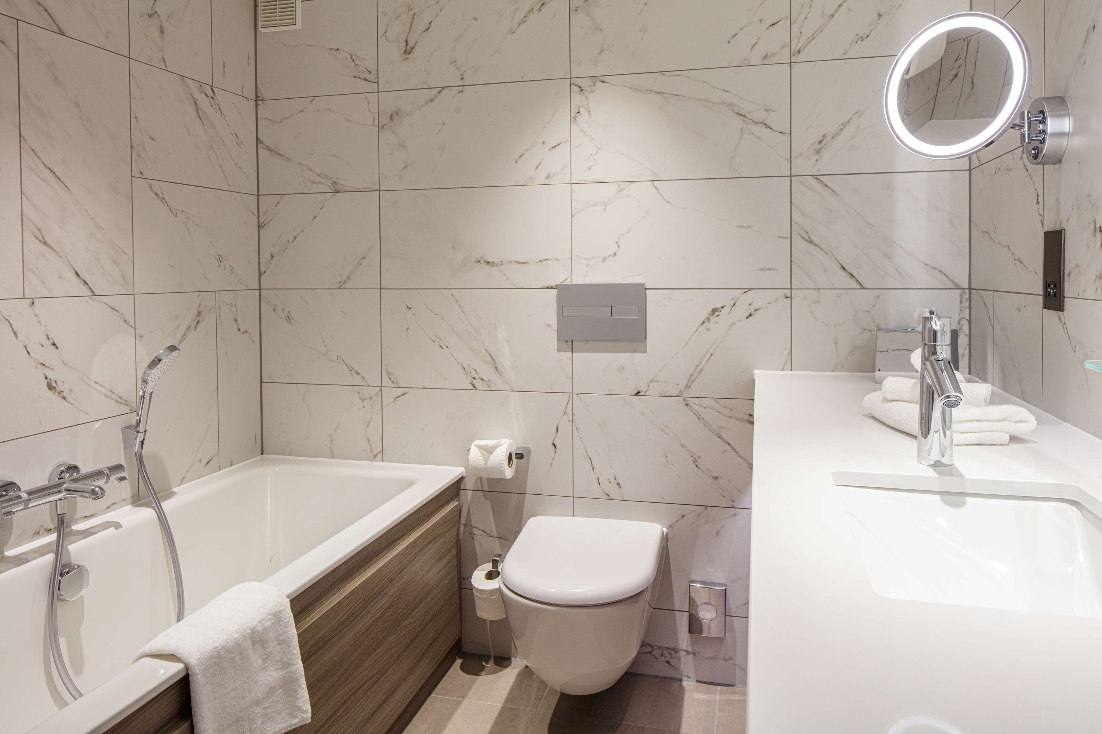 Doubletree by Hilton Bath Room Type - KING GUEST ROOM