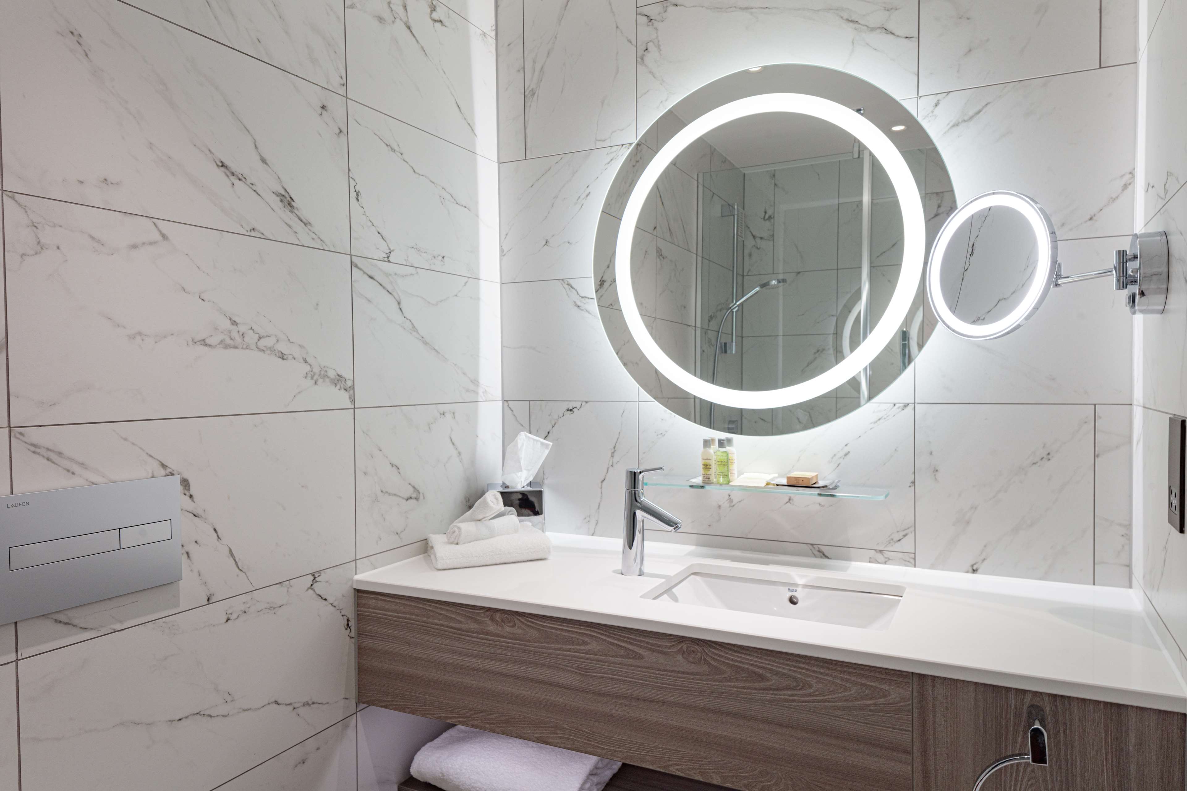 Doubletree by Hilton Bath Room Type - KING SUPERIOR ROOM