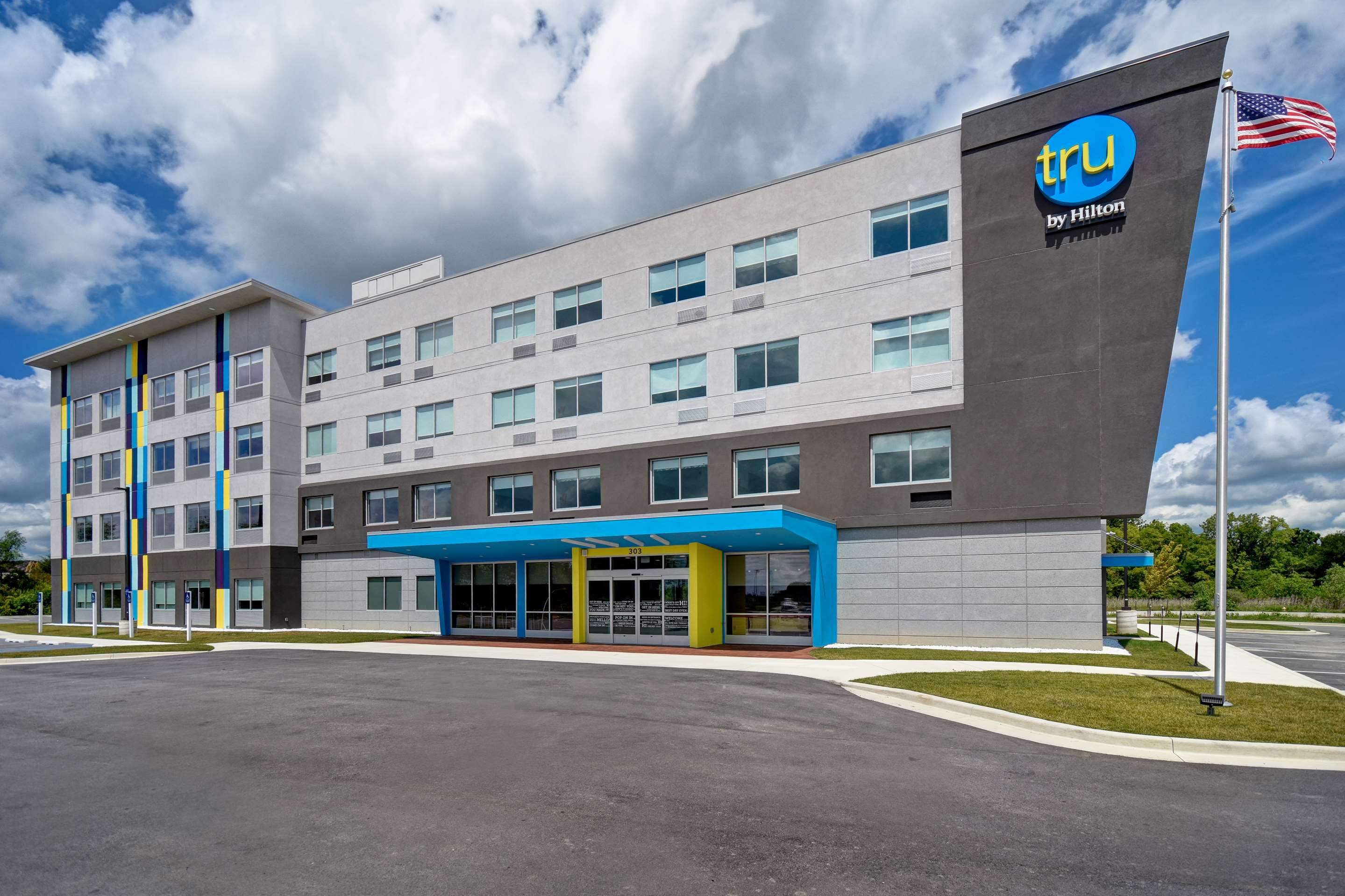 Exterior | Tru by Hilton Auburn