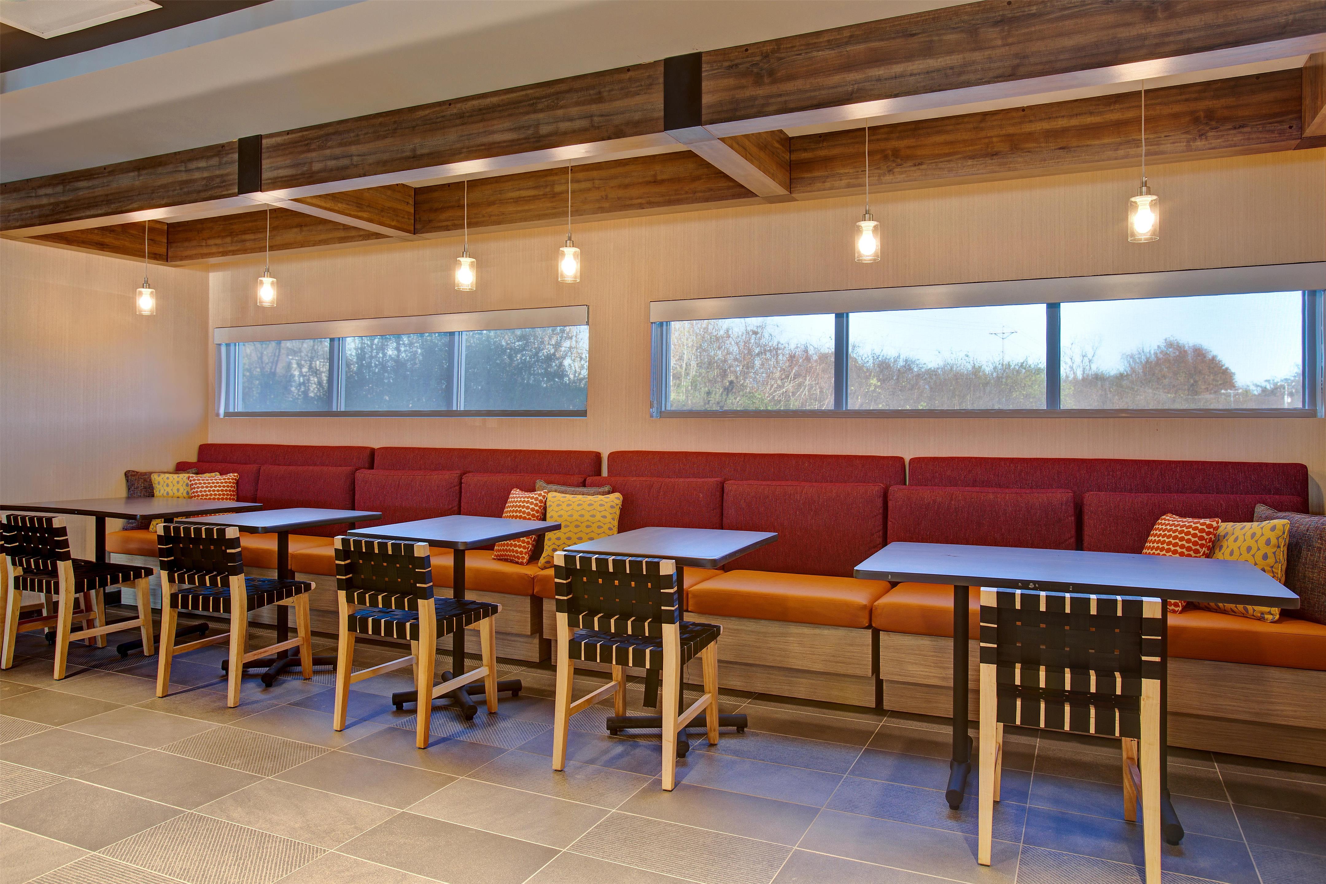 Lobby | Tru by Hilton Alcoa Knoxville Airport