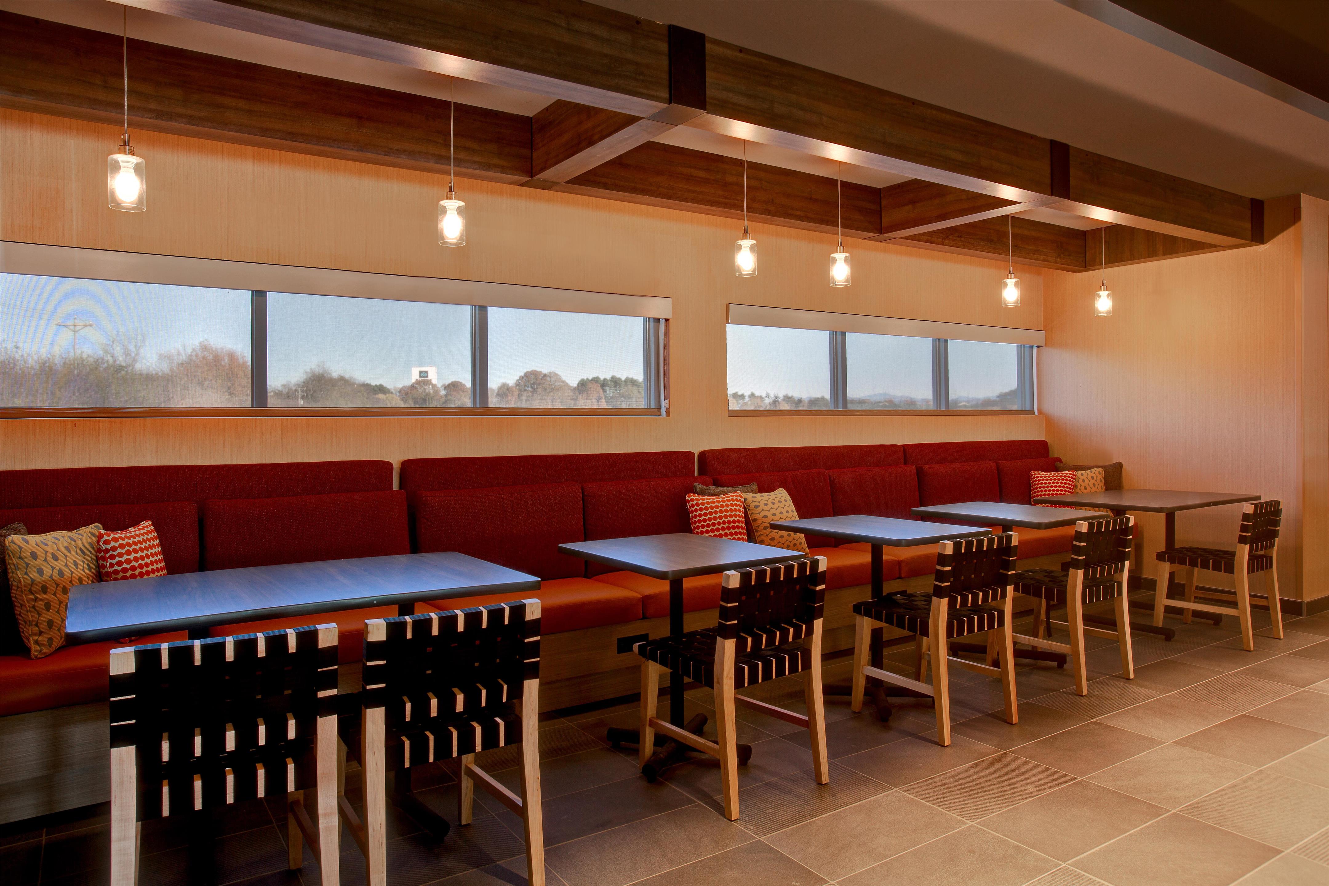 Lobby | Tru by Hilton Alcoa Knoxville Airport