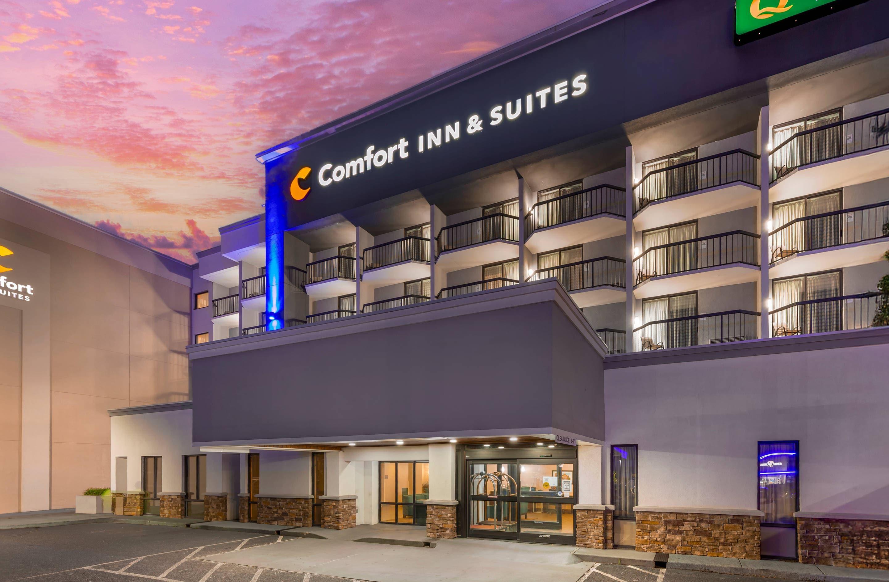 Hotel at night | Quality Inn & Suites Near North Fort Bragg