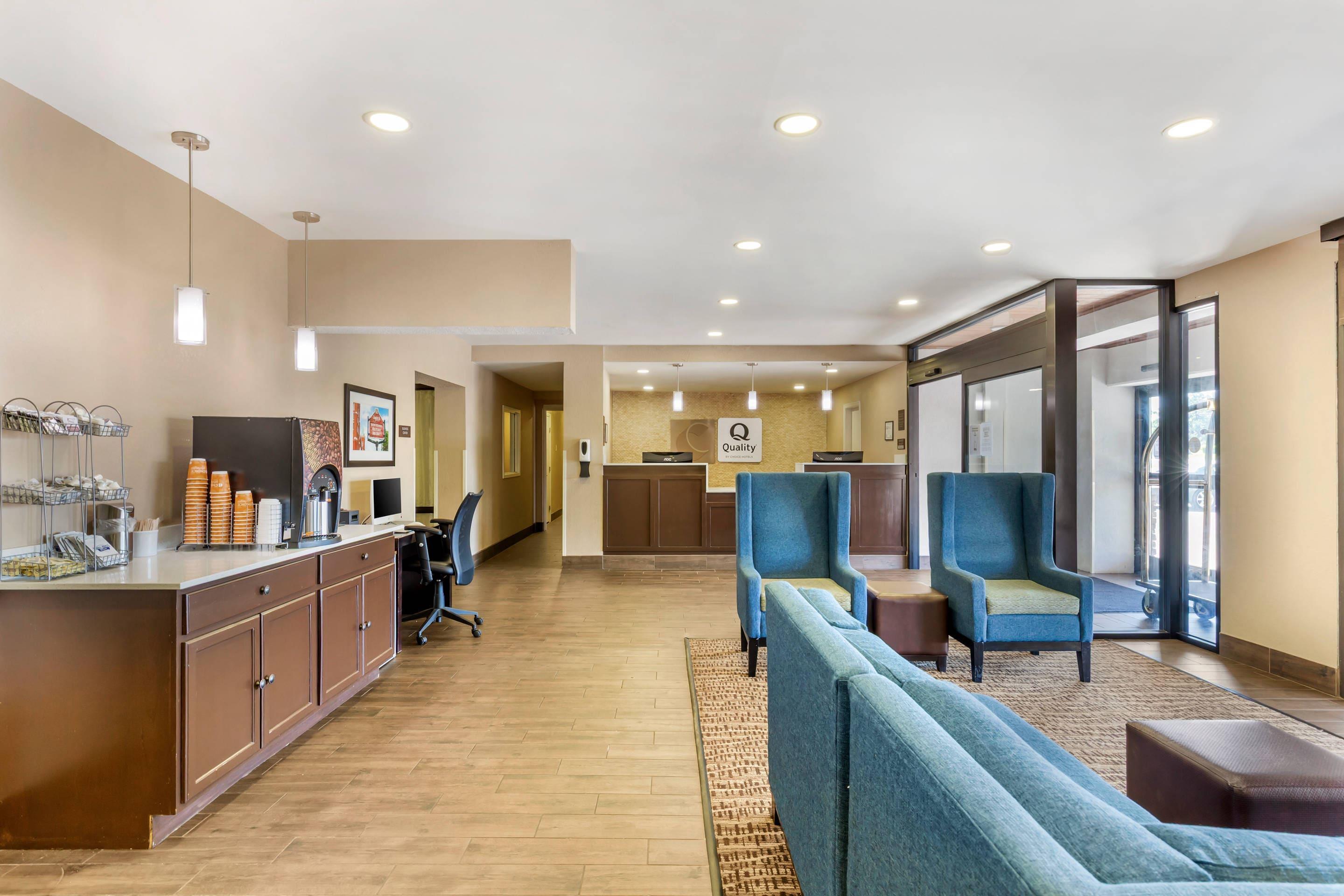 Hotel lobby | Quality Inn & Suites Near North Fort Bragg