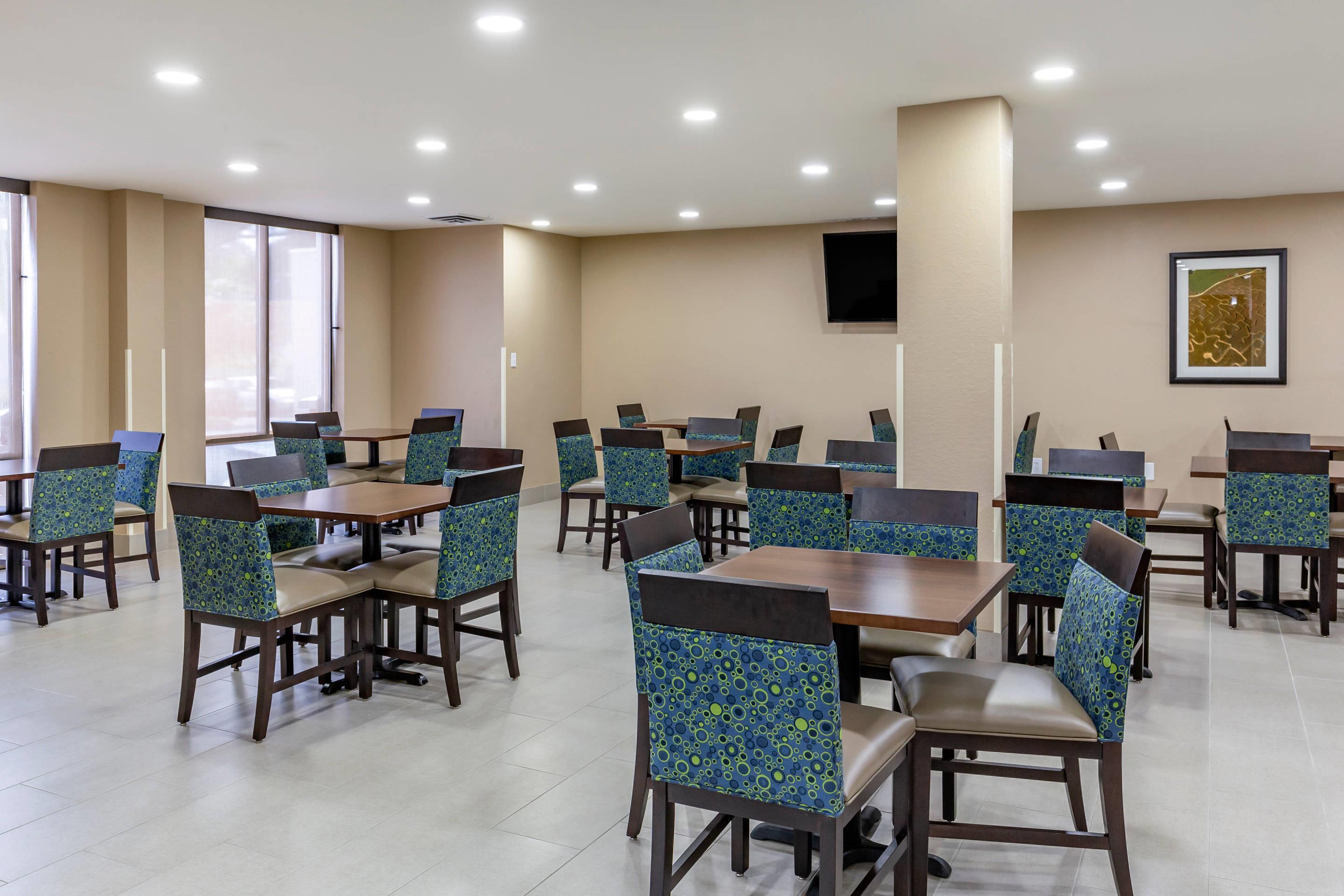 Enjoy breakfast in this seating area | Quality Inn & Suites Near North Fort Bragg