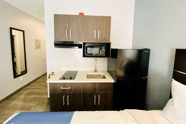  - Days Inn & Suites Graceland Area Horn Lake - I-55 & I-69, Exit 289