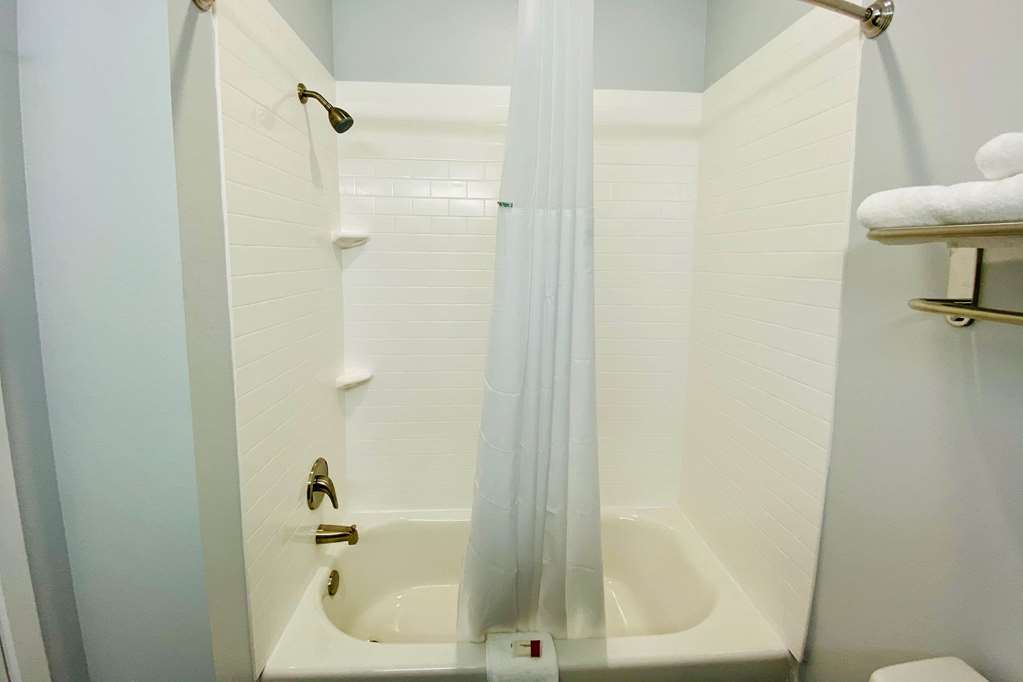 DAYS INN & SUITES BY WYNDHAM HORN L-guestroom-Guest Room,Bathroom,On-Site.jpg