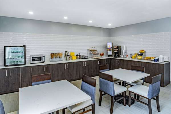  - Days Inn & Suites Graceland Area Horn Lake - I-55 & I-69, Exit 289