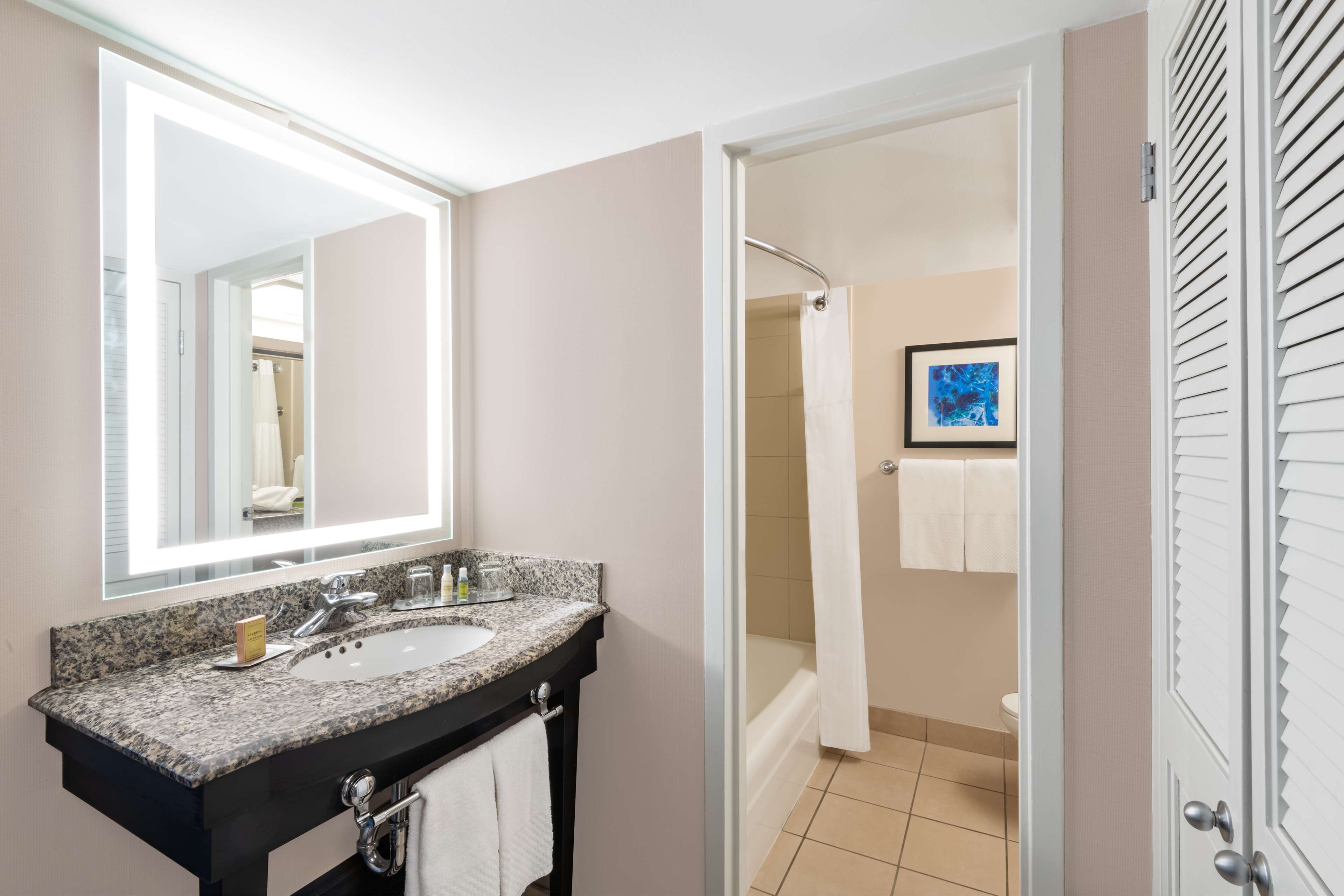 DoubleTree by Hilton Denver Cherry Creek Room Type - 1 KING BED HEARING ACCESS
