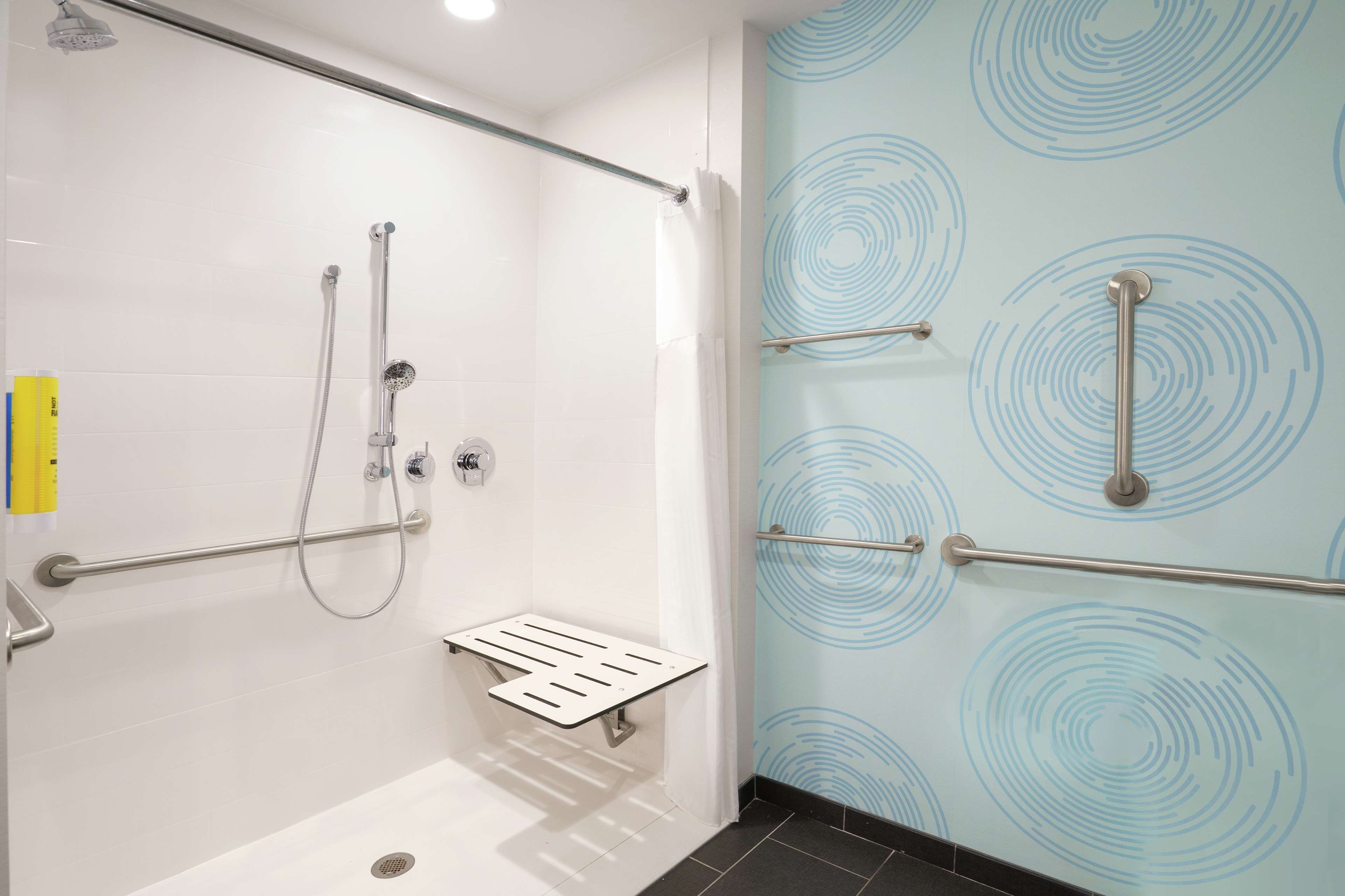 Tru by Hilton Sandusky Room Type - 2 QN MOB HEAR ACC W TUB