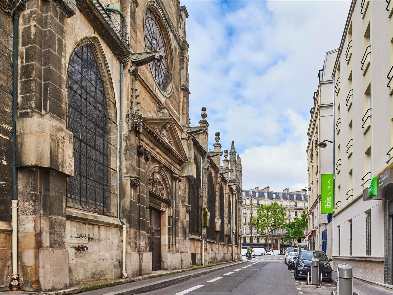 Ibis Styles Paris Magenta