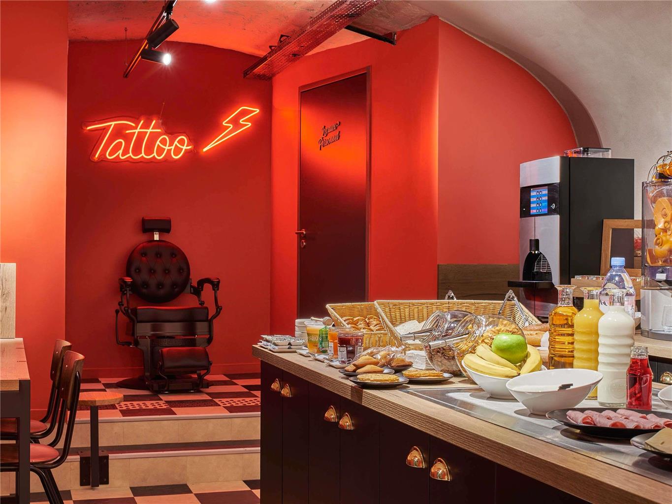Ibis Styles Paris Magenta