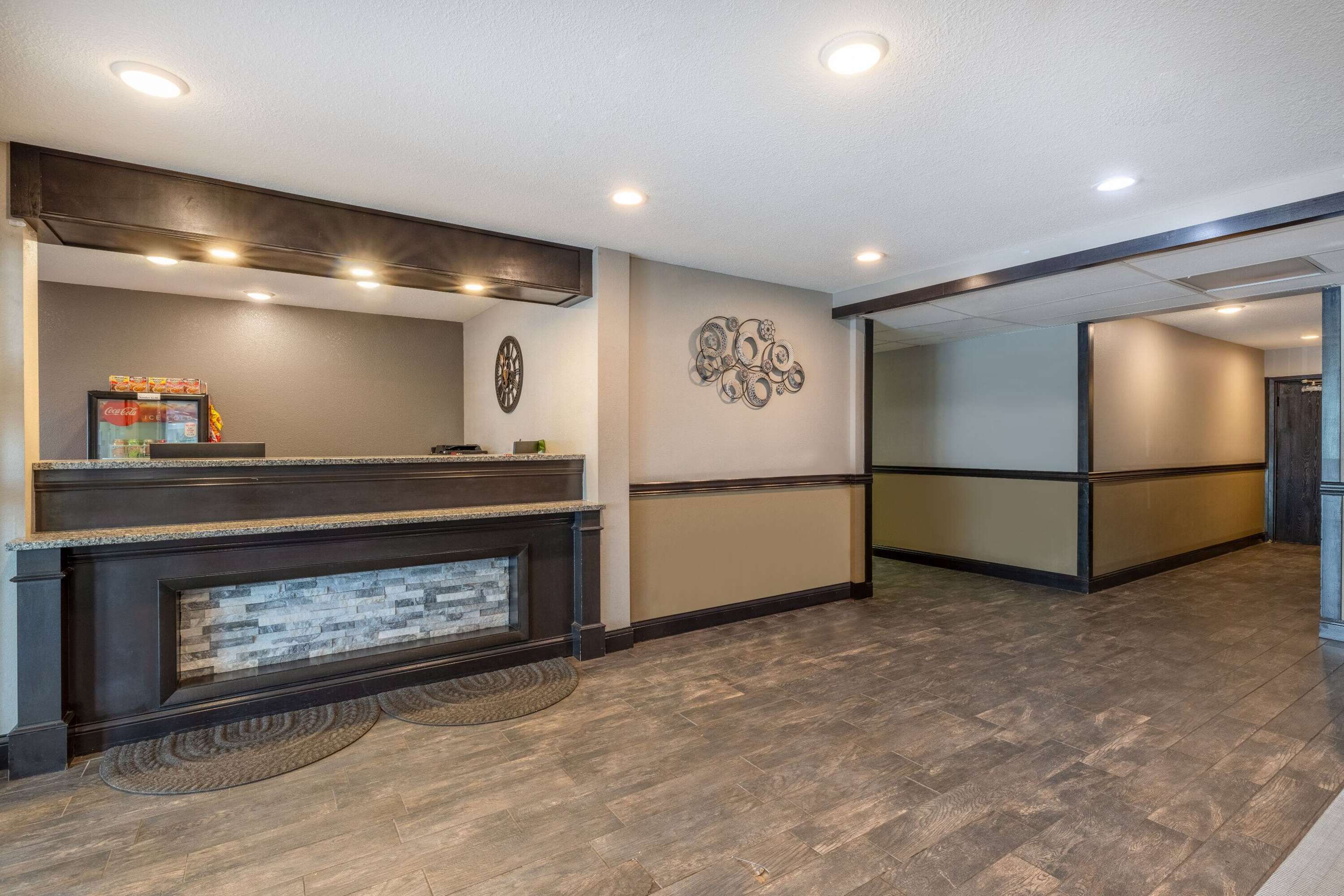 Lobby | Travelodge by Wyndham Brooklyn Center