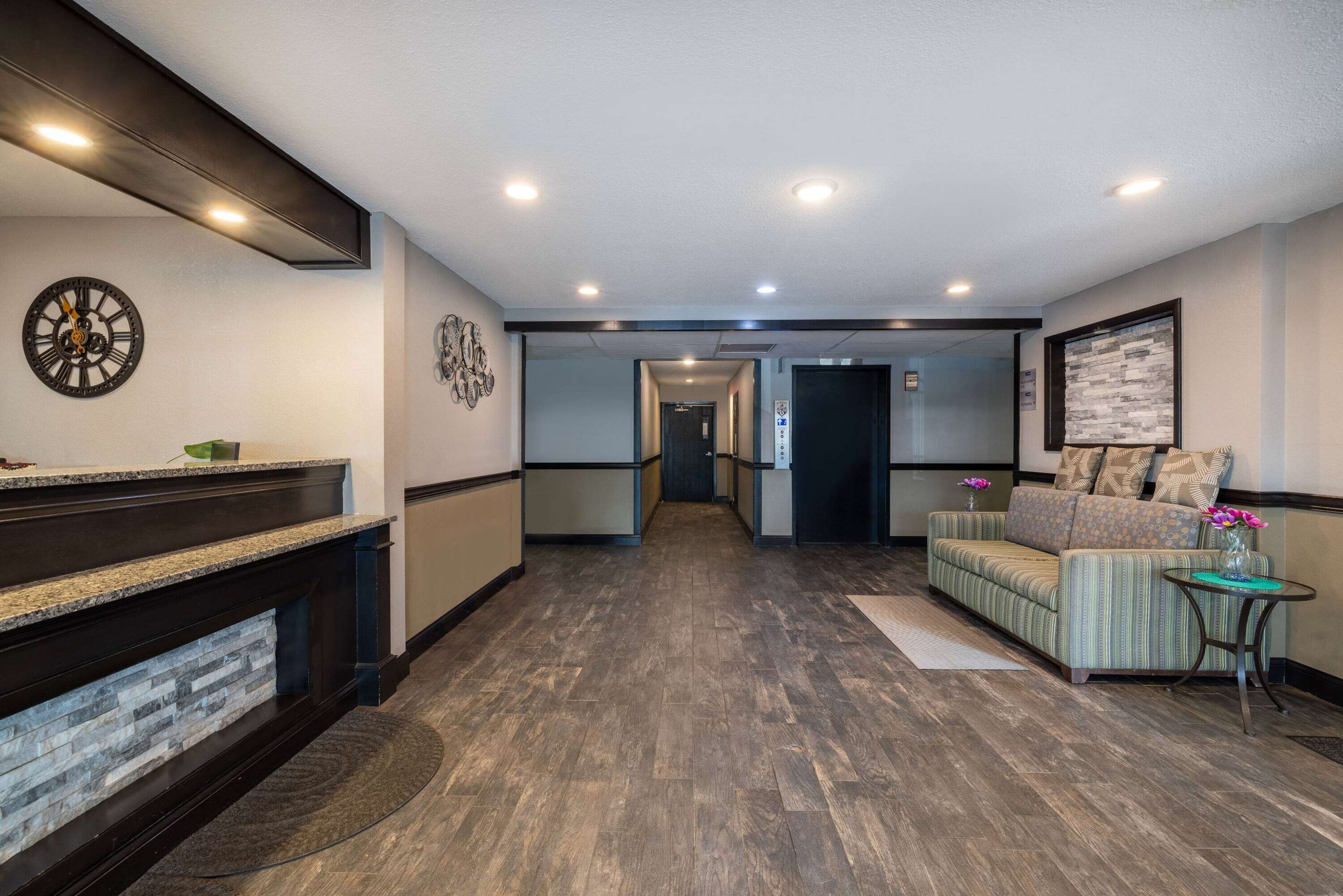 Lobby | Travelodge by Wyndham Brooklyn Center
