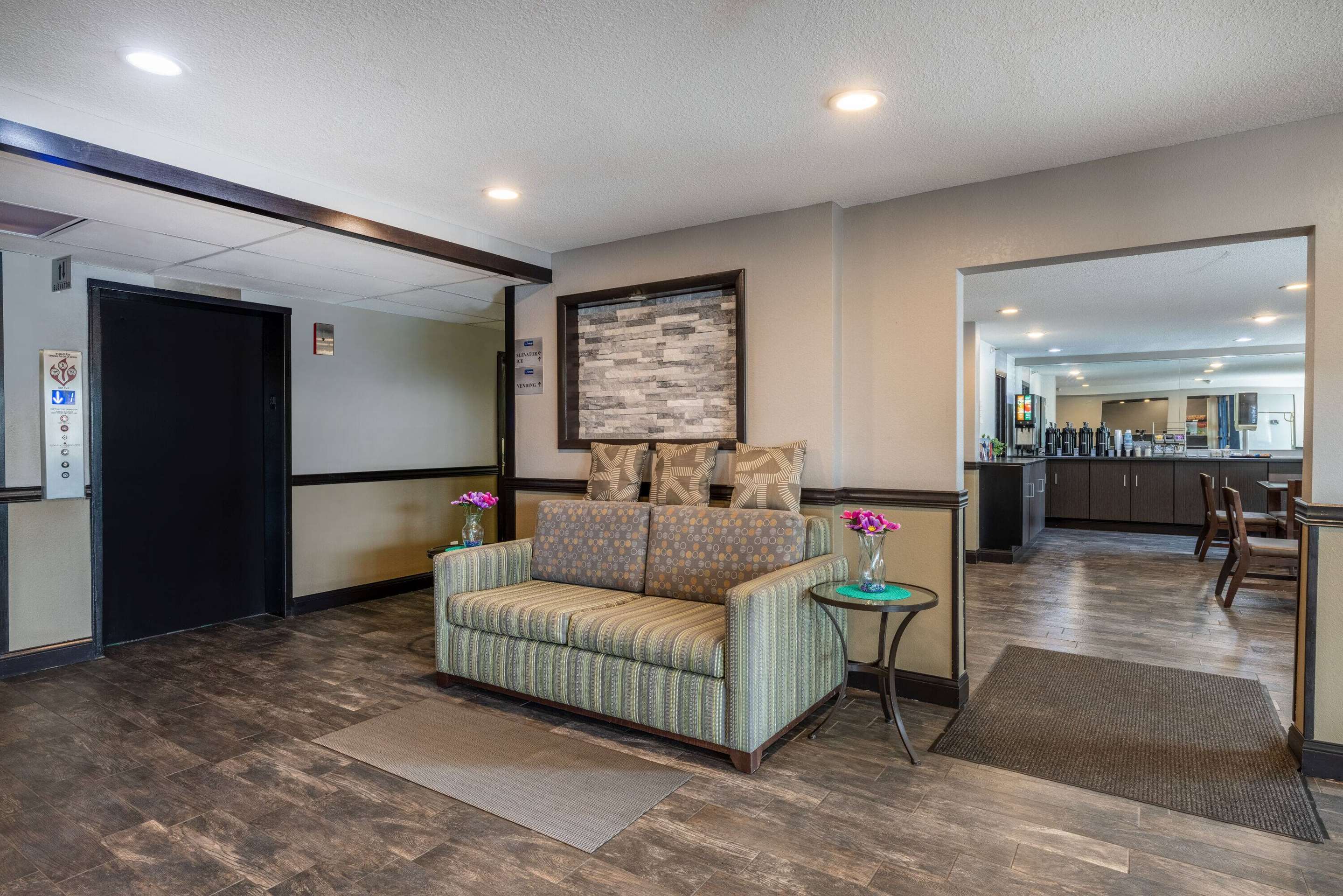 Lobby | Travelodge by Wyndham Brooklyn Center