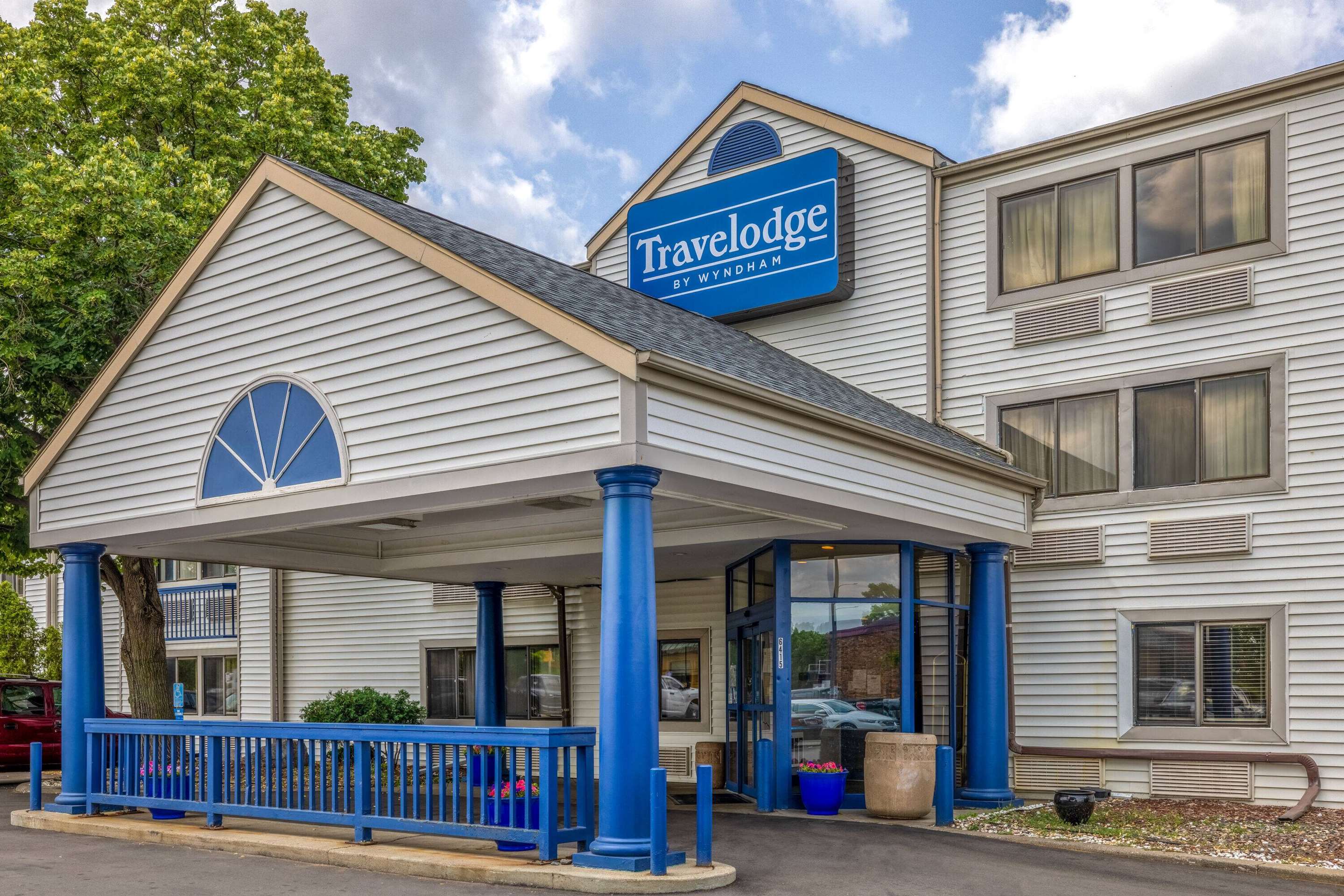 Exterior | Travelodge by Wyndham Brooklyn Center