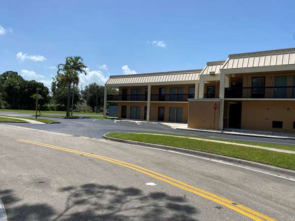 Exterior view - SureStay Hotel by Best Western Fort Pierce - I-95, Exit 129