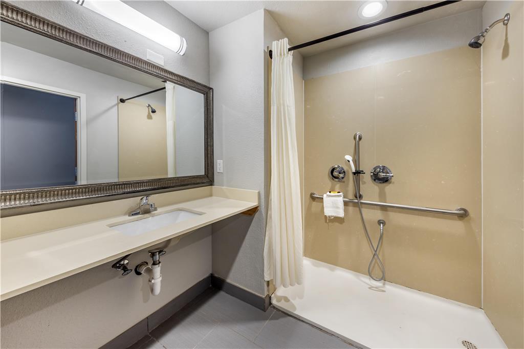 Best Western Plus Pauls Valley-guestroom-Guest Room,Bathroom,On-Site.jpg