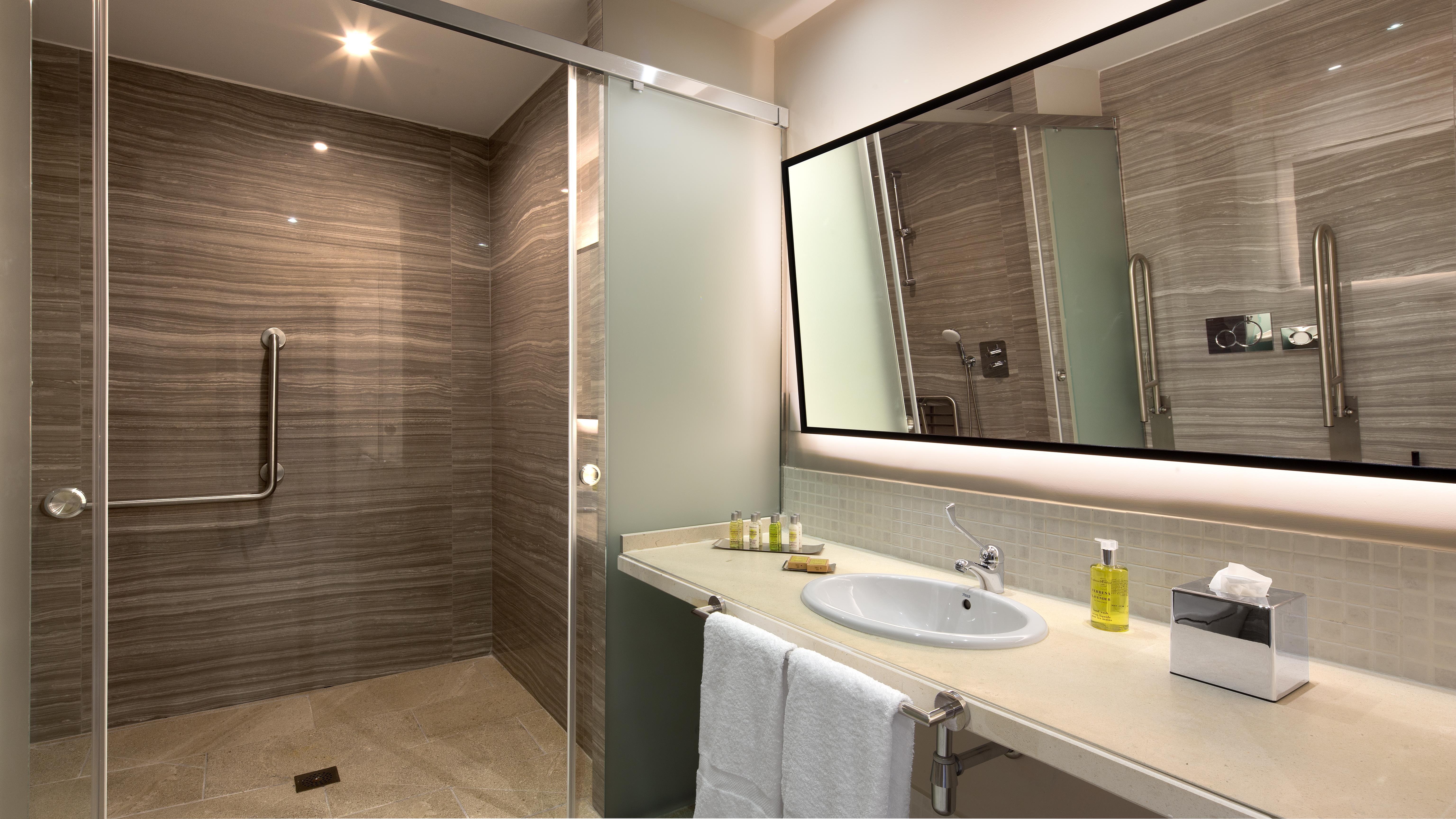 DoubleTree by Hilton Islantilla Beach Golf Resort Room Type - KING ACCESSIBLE DELUXE RM.