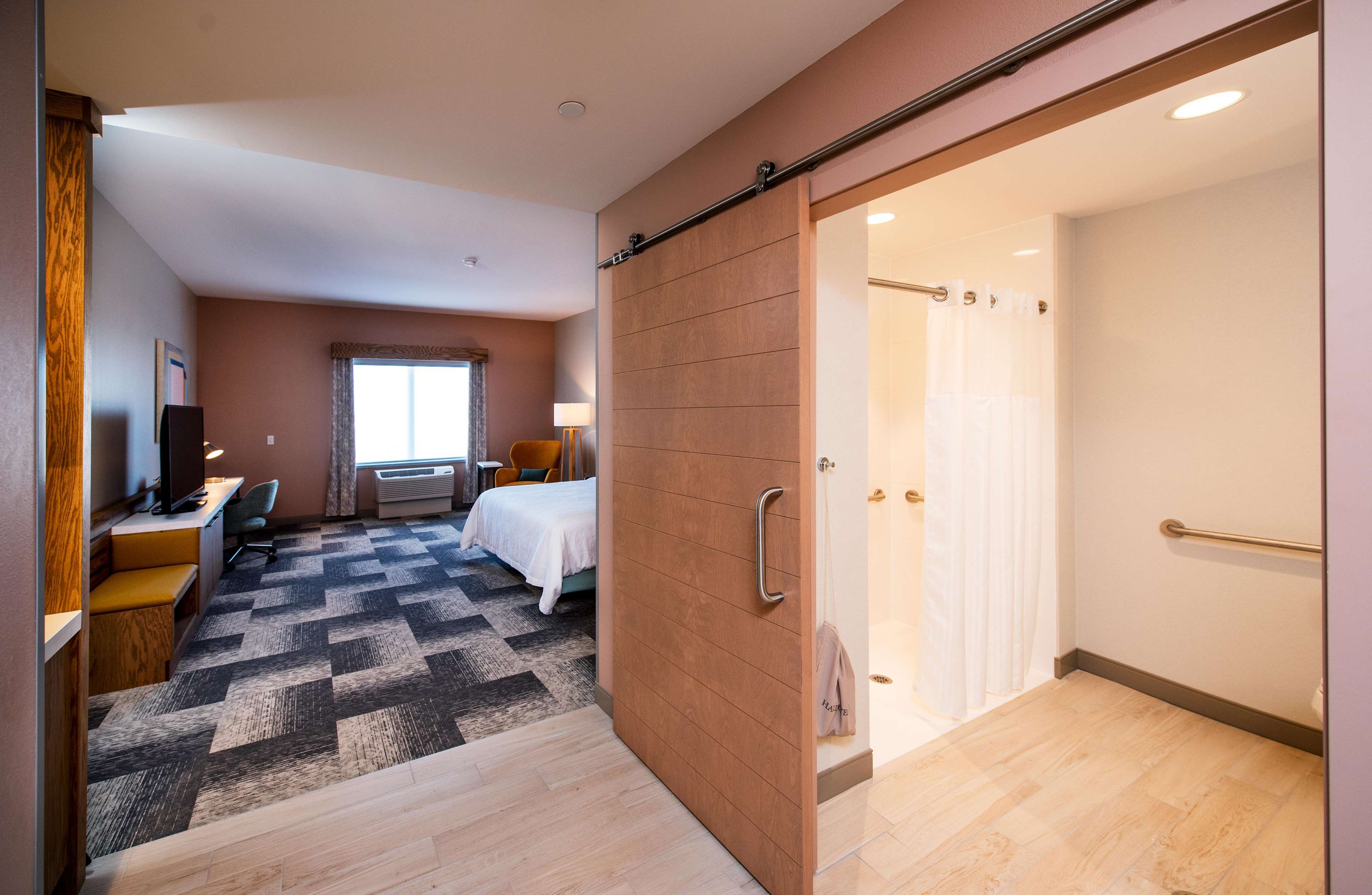 Hilton Garden Inn Moncton Downtown Room Type - 1 KING ACC RM ROLLIN SHWR