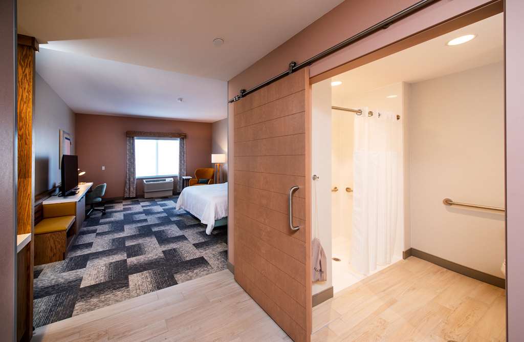Hilton Garden Inn Moncton Downtown Room Type - 1 KING ACC RM ROLLIN SHWR