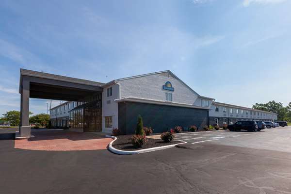 Exterior view - Days Inn & Suites Cedar Point Sandusky