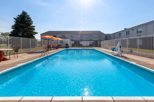 Pool - Days Inn & Suites Cedar Point Sandusky