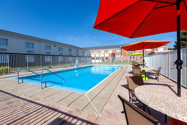 Pool - Days Inn & Suites Cedar Point Sandusky