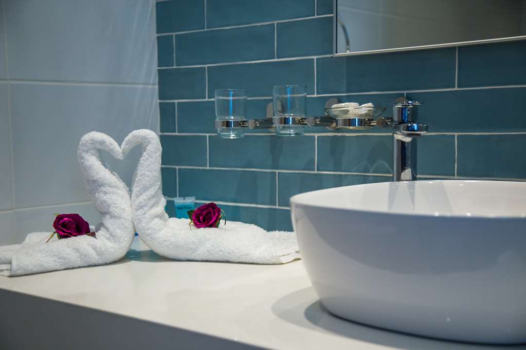 PROTARAS PLAZA HOTEL-guestroom-Guest Room,Bathroom,On-Site.jpg