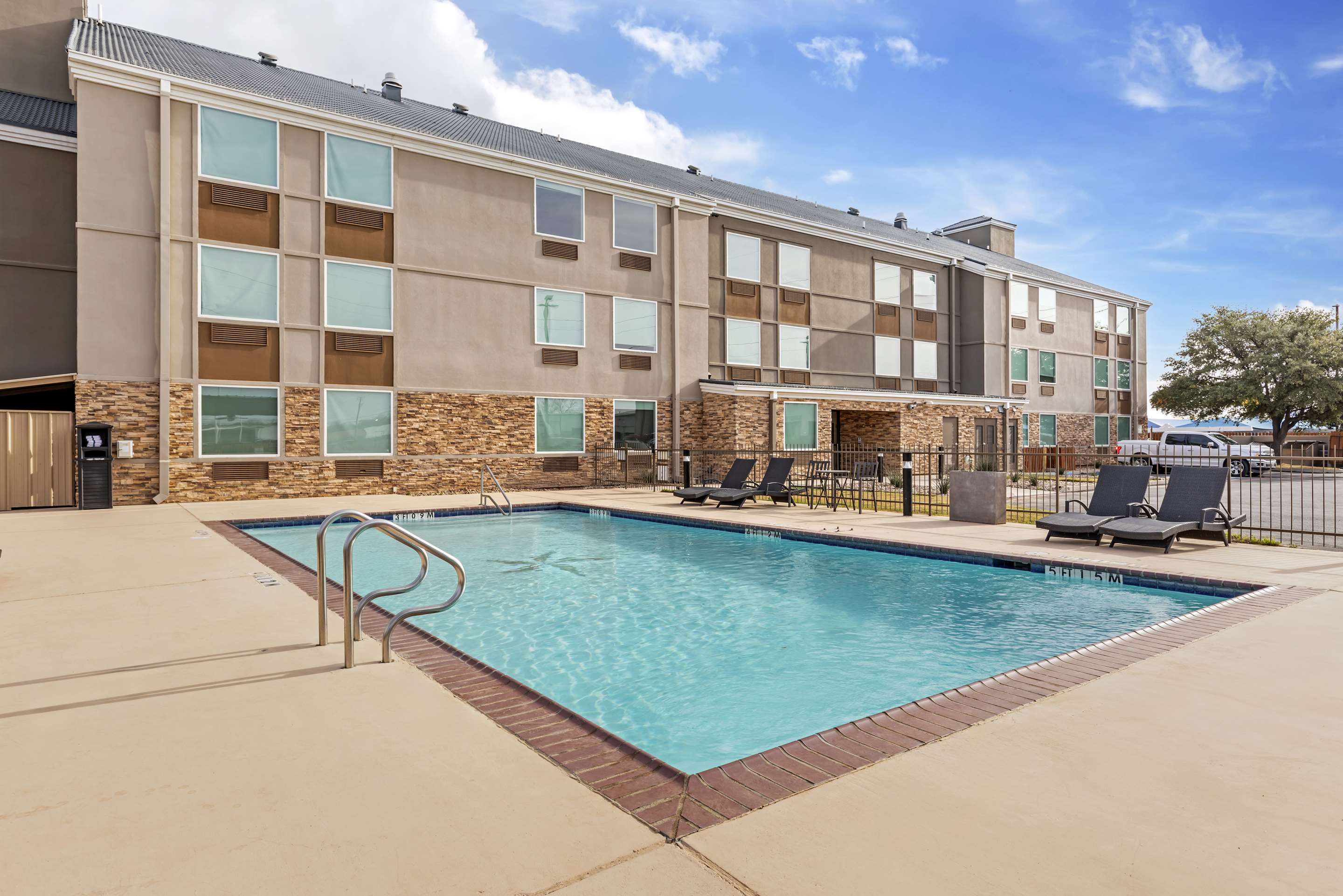 Outdoor Pool | Best Western Plus Riata