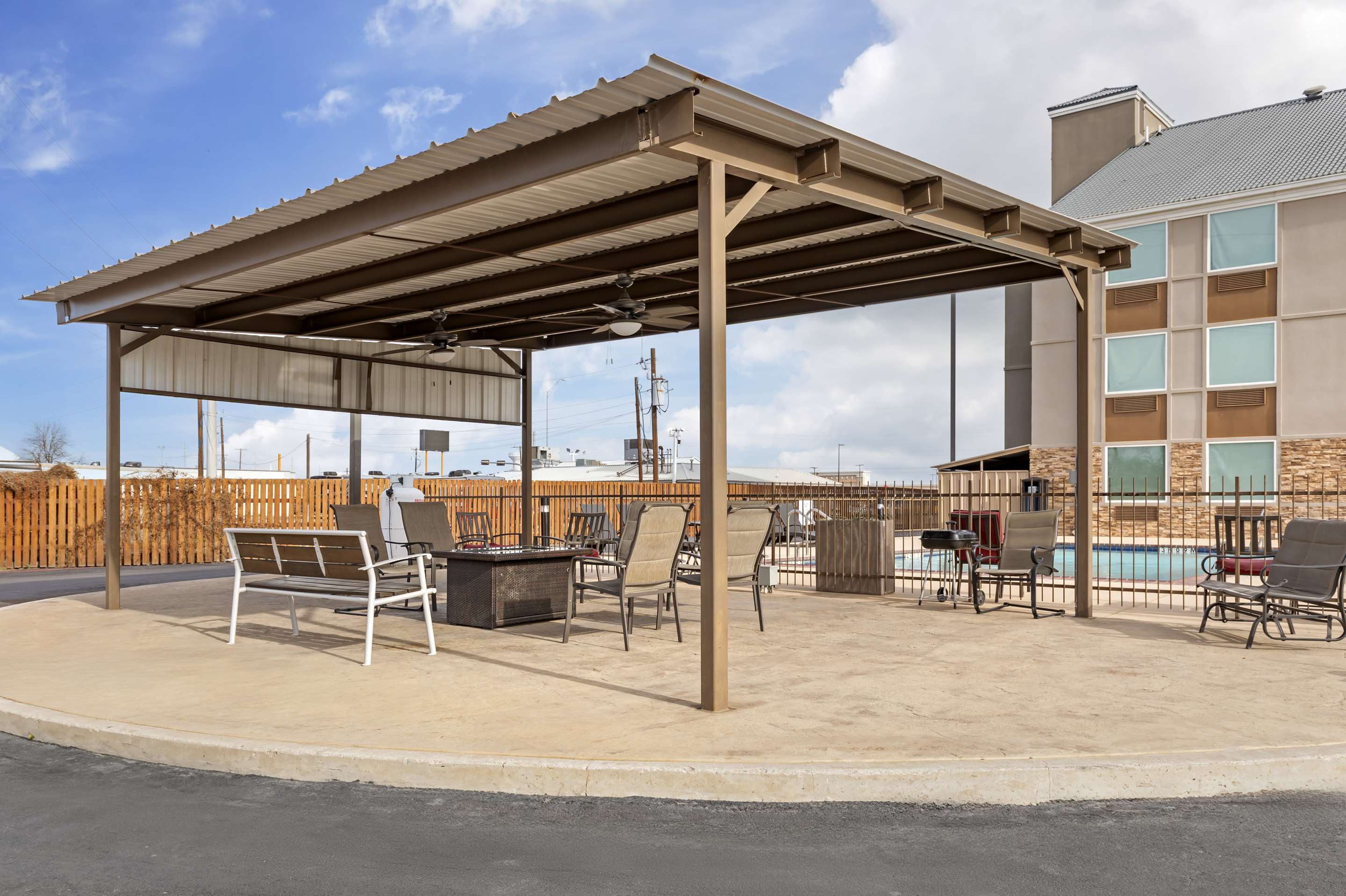 Outdoor Patio | Best Western Plus Riata