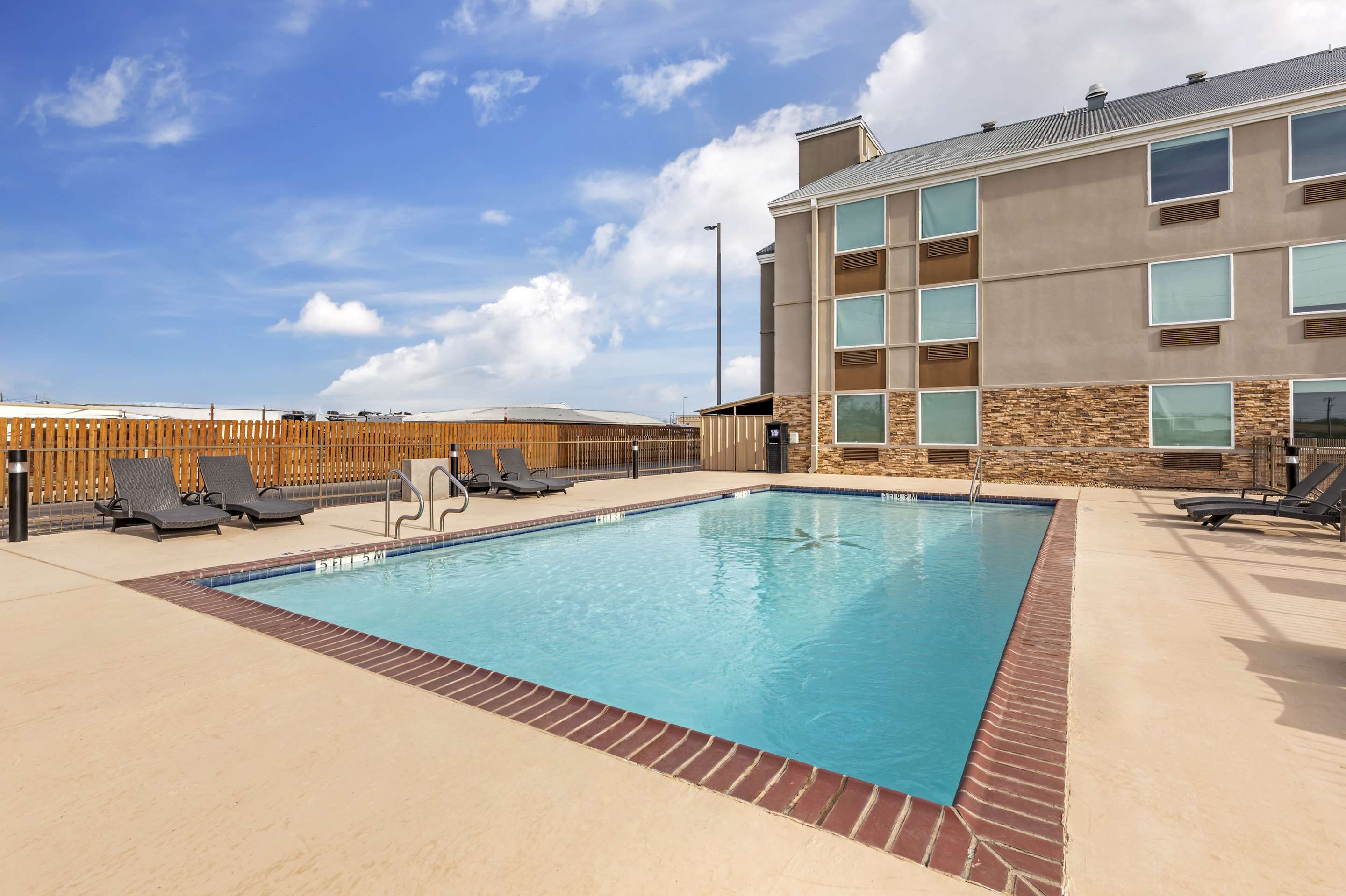 Outdoor Pool | Best Western Plus Riata
