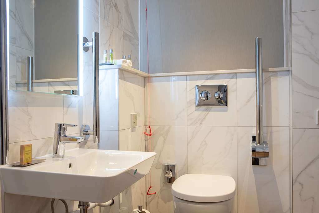 DoubleTree by Hilton Stoke-on-Trent, United Kingdom - Tap to explore photos