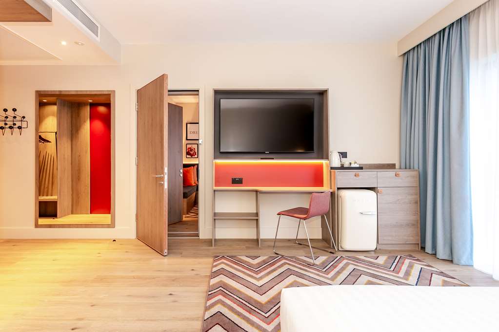 Hampton by Hilton Blackburn - Tap to explore photos