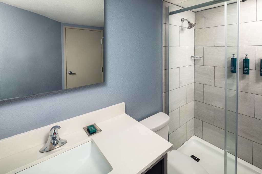 DoubleTree by Hilton Phoenix Mesa Room Type - 2 KNG SALON SUITE INTERIOR