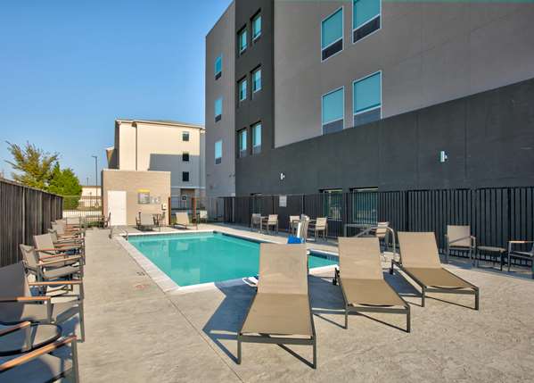 Pool - La Quinta Inn & Suites Dallas - I-30, Exit 52